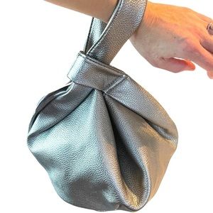 NWT The Drop The Drop Women's Avalon Small Tote Bag Color Metallic Silver